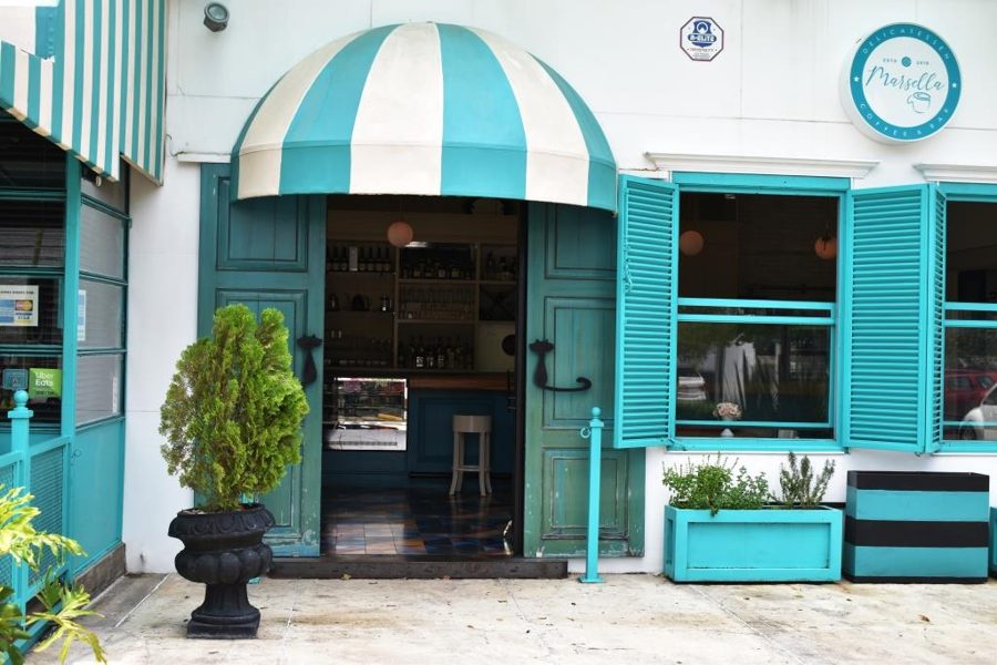 Fachada de cafetería usada como referencia de locación